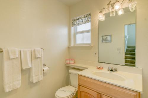 Un baño con lavabo, inodoro y espejo. en 219D - 219 Descanso, en Avalon