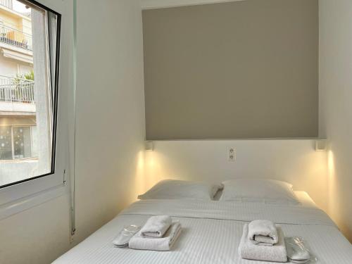 Postel nebo postele na pokoji v ubytování Mosaikon Guesthouses #Miltiadou Str