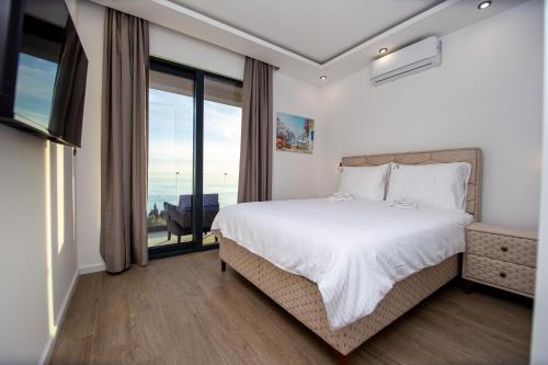 KatunVilla Aurora Azure - Luxury Infinity Pool Resort的一间带床的卧室，可欣赏海景