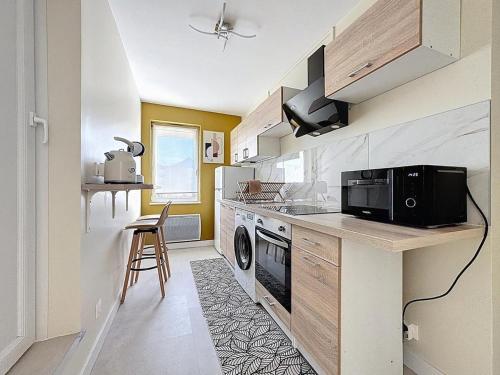 La cuisine est équipée d'un four micro-ondes et d'un lave-vaisselle. dans l'établissement Coup de cœur, à Grande-Synthe