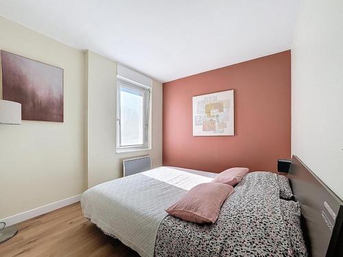 a bedroom with a bed with pink walls at Coup de cœur in Grande-Synthe