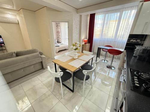 Cozy Two Bedroom Large Apartment