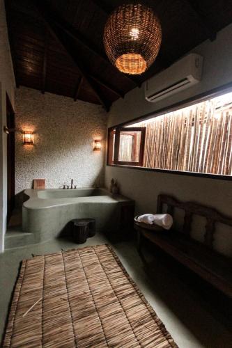 a bathroom with a tub and a sink at Caraíva Villas de Jardel - Casa Principal in Caraíva