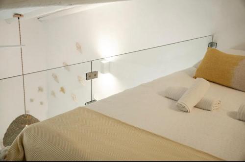 una camera da letto con un letto con due cuscini sopra di Casa Do Largo-Alqueva a Campinho