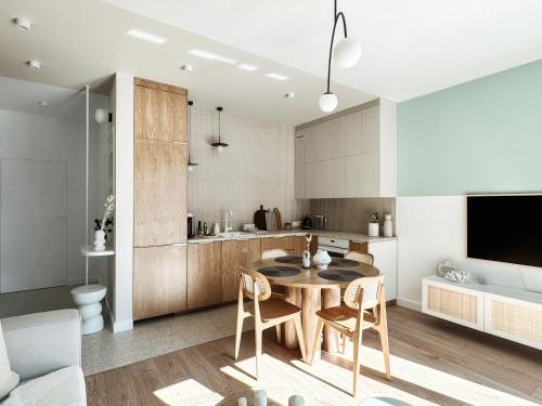 ソポトにあるN736 Sopot Suite - 55m2 apartament premium z 2025 rokuのテーブルと椅子のあるキッチンとダイニングルーム