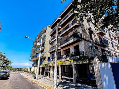 an apartment building on the side of a street at Apartamento para família na praia do forte in Škorak