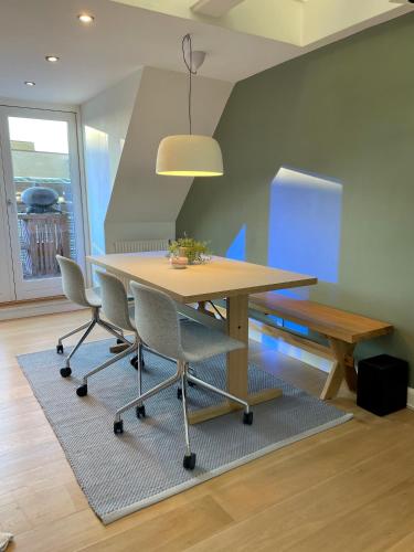 Gambar di galeri bagi Central rooftop apartment by ARoS with balcony di Arhus
