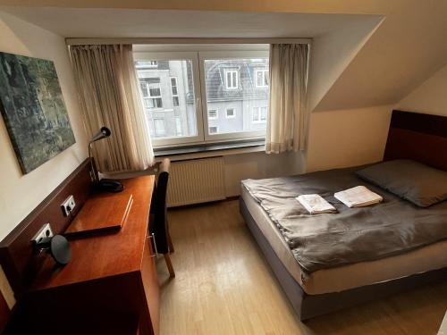 Postel nebo postele na pokoji v ubytování Hotel Tenova Köln-Neumarkt