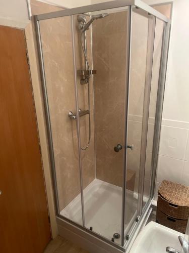 Koupelna v ubytování Stylish Apartment - Sleeps 4 - On site Parking Available!