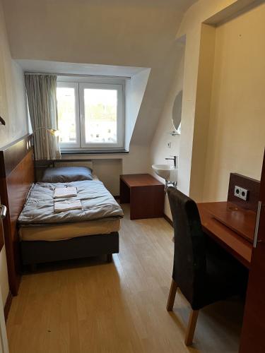 Postel nebo postele na pokoji v ubytování Hotel Tenova Köln-Neumarkt