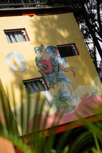 a painting of a crab on the side of a building at Minicasa Brasileira in Sorocaba