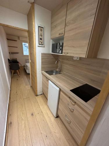 une cuisine avec un évier et un plan de travail dans l'établissement Studio hyper centre de DAX, à Dax