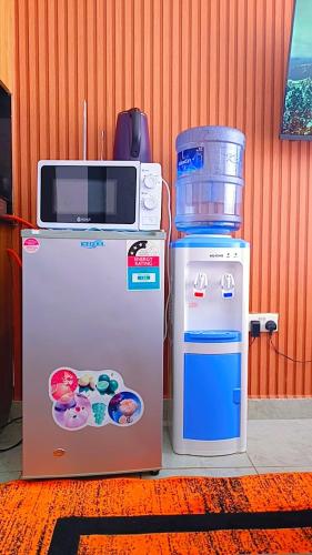 ナイロビにあるRew apartment 12の電子レンジ、冷蔵庫、ウォータークーラー