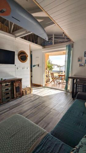 Cette chambre comprend un lit et une table avec vue sur l'océan. dans l'établissement Chalet vue mer, à Gruissan