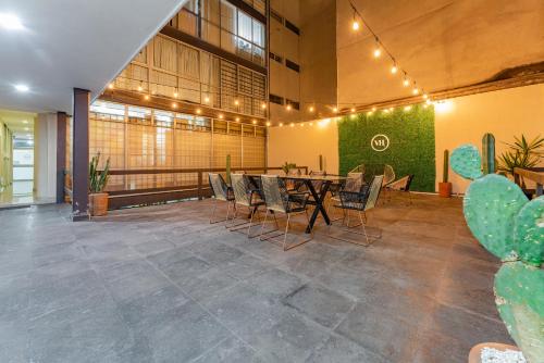 a dining room with a table and chairs at Hipódromo Condesa Apartments by VH in Mexico City