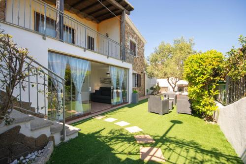 an image of a garden in a house at Veranda with Jacuzzi & BBQ 1 minute from the Beach in Capo Comino