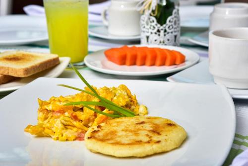 Un plato blanco con comida sobre una mesa. en HOTEL AQUARELLA DEL MAR, en Santa Marta