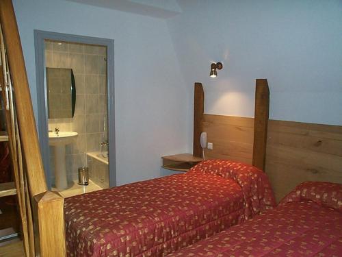 Ένα ή περισσότερα κρεβάτια σε δωμάτιο στο Hôtel & SPA Rodier