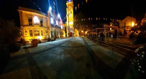 Une rue vide dans une ville la nuit dans l'établissement Le Petit Méditerranéen, à Pérols