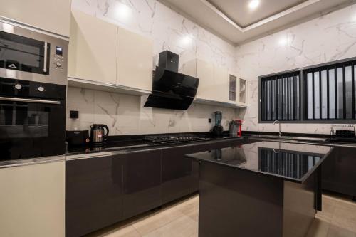 Η κουζίνα ή μικρή κουζίνα στο George Residence - Ikoyi, Lagos