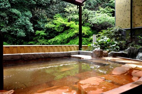 貝塚市にある奥水間温泉の木の植わる庭の水のプール