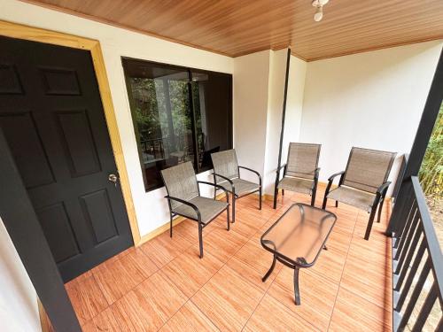 Balkón nebo terasa v ubytování Monkey House & Camping