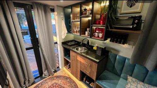 a small kitchen with a sink and a window at Minicasa Brasileira in Sorocaba