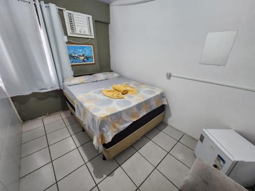 a small room with a bed with towels on it at Casa Recife Pousada in Recife