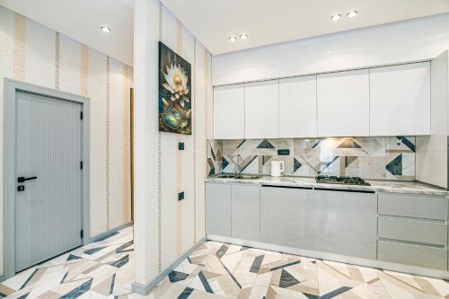 Η κουζίνα ή μικρή κουζίνα στο White Tower Apartment