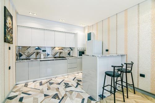 Η κουζίνα ή μικρή κουζίνα στο White Tower Apartment