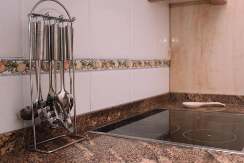 una cocina con fregadero y utensilios en una encimera en Económico y al lado del mar by CABANA Rentals, en Baiona
