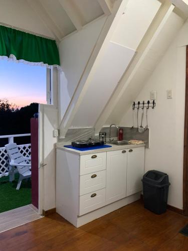 Kuchyň nebo kuchyňský kout v ubytování Trina Cozy Suites