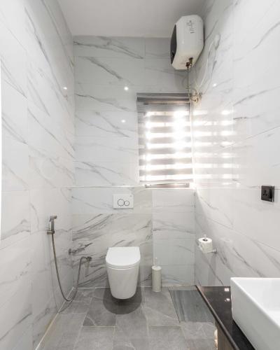 Ένα μπάνιο στο George Residence - Ikoyi, Lagos