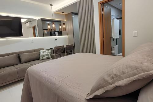 ein Schlafzimmer mit einem großen Bett und einer Couch in der Unterkunft Mana Beach-Muro Alto in Porto De Galinhas