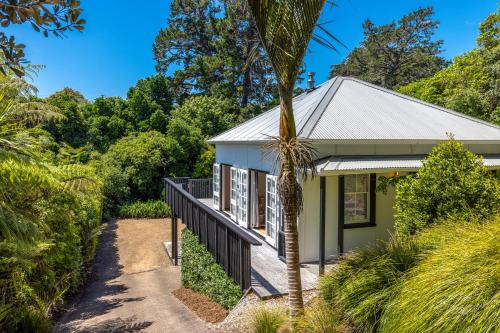 Nikau Grove - Onetangi Holiday Home