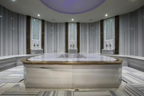 - une grande table dans une pièce dotée d'un plafond violet dans l'établissement Park Inn By Radisson Istanbul Ataturk Airport, à Istanbul