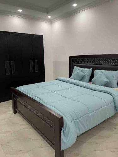 Postel nebo postele na pokoji v ubytování A Cozy Penthouse Home