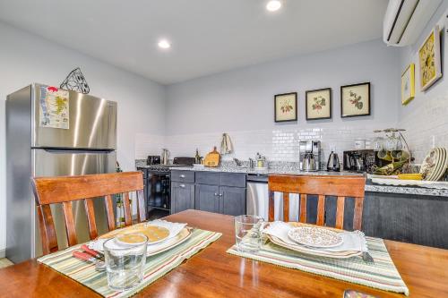 Seneca Lake Wine Trail Studio with Water View!にあるキッチンまたは簡易キッチン