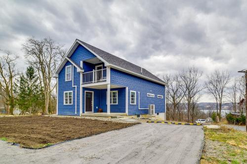 HectorにあるSeneca Lake Wine Trail Studio with Water View!の青い家
