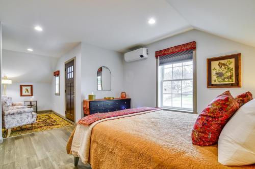 Katil atau katil-katil dalam bilik di Seneca Lake Wine Trail Studio with Balcony and Views!