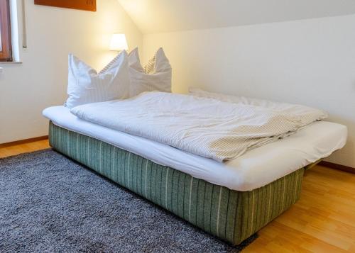 StayIN Apartment near Stuttgartにあるベッド