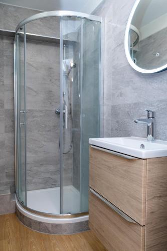 une salle de bain avec douche et lavabo dans l'établissement Bretzel Bed Petite Venise Bed in Shared room City Center Wi-Fi, à Colmar