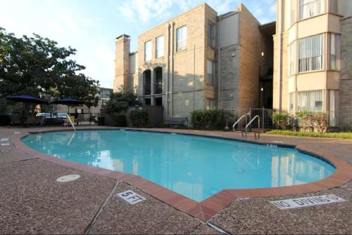 a large swimming pool in front of a building at Towne Plaza Apartments 111 - 7 km from FIFA Fest in Houston