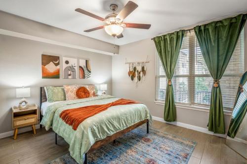 a bedroom with a bed and a ceiling fan at Towne Plaza Apartments 111 - 7 km from FIFA Fest in Houston