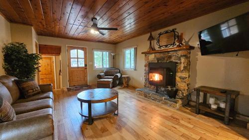 Una sala de estar con un sofá y una chimenea. en Bass Lake Cabin-Pet Friendly, en Bass Lake