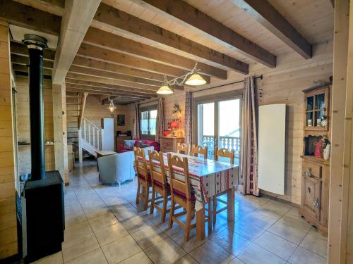 - une salle à manger avec une table et une cuisinière dans l'établissement Chalet cosy à La Bresse avec WIFI et parking, proche pistes - FR-1-589-310, à La Bresse