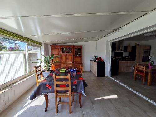 Photo de la galerie de l'établissement Maison rénovée 3 ch. avec grand jardin et véranda, proche commerces à Aizenay - FR-1-426-467, à Aizenay