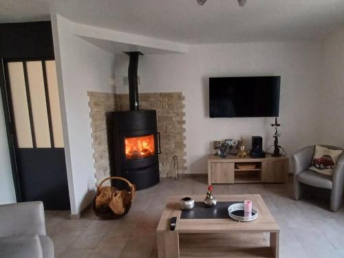 Photo de la galerie de l'établissement Maison rénovée 3 ch. avec grand jardin et véranda, proche commerces à Aizenay - FR-1-426-467, à Aizenay