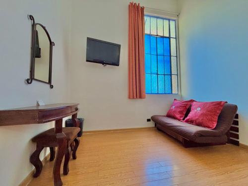 a living room with a couch and a window at Hotel La Alhondiga in Puebla