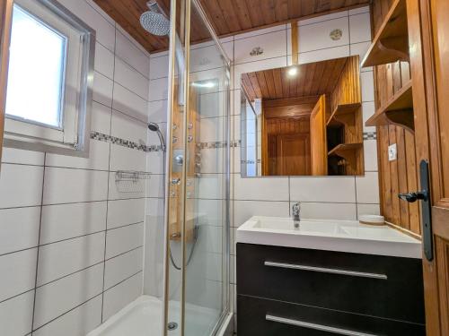 une salle de bain avec un lavabo et une douche dans l'établissement Chalet familial à La Bresse, proche randonnées, WIFI, animaux admis - FR-1-589-425, à La Bresse